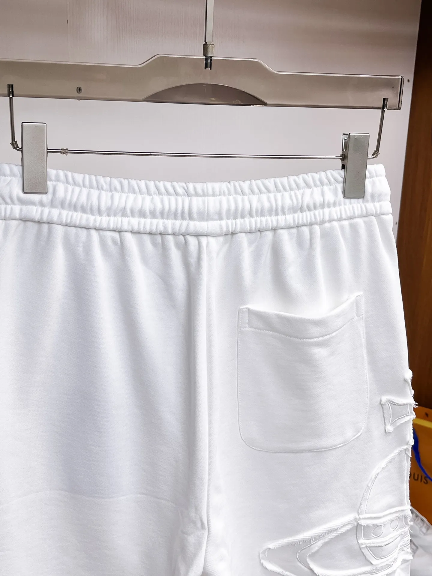 The Queen Mother's three-standard complete 2026 summer New Arrival men's casual shorts, advanced custom-made fabric Breathable fabric, Breathable elasticity and comfort, impeccable details, top-grade accessories, original logo design concept, delicate and soft feel! The upper body fit is awesome! Size: M-XXXL Please state your height and weight when ordering